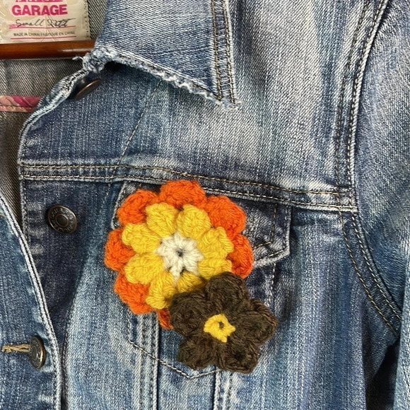 GARAGE Crop Jean Jacket Upcycled Fray Trim Crochet Flower Appliqué Blue Boho S - Picture 5 of 12